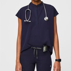 FIGS Women’s Rafaela Oversized Scrub Top